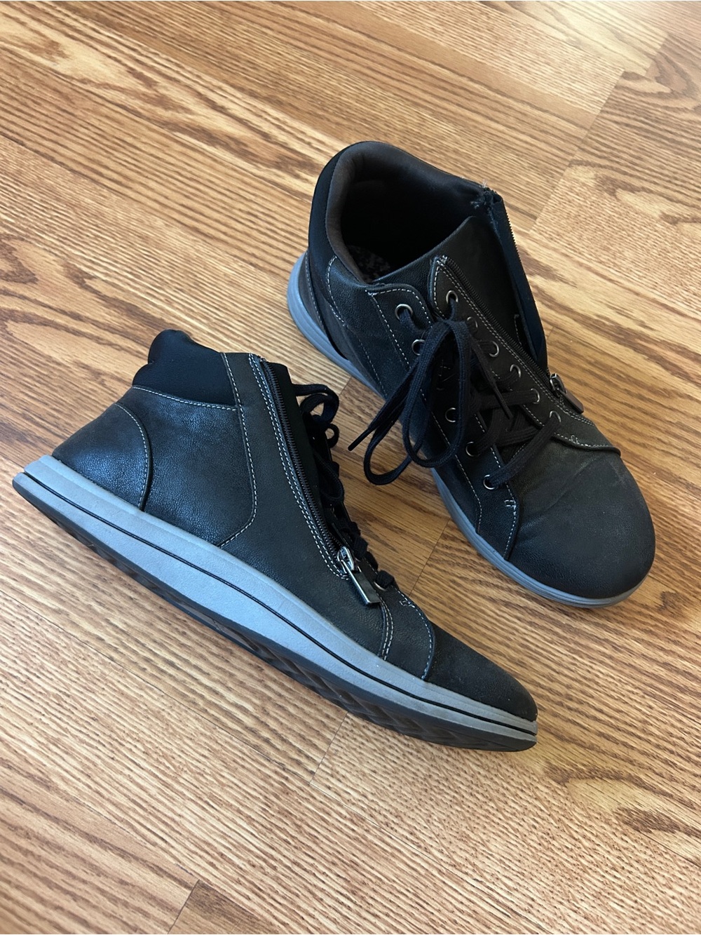 Clark’s Black Lace-Up Casual Sneakers